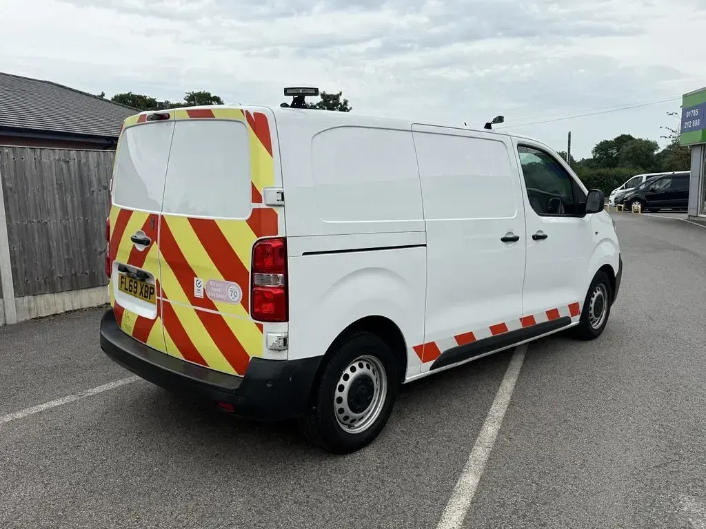 Used Vauxhall Vivaro Edition 100 HP (73 kW) 2019 White MPV