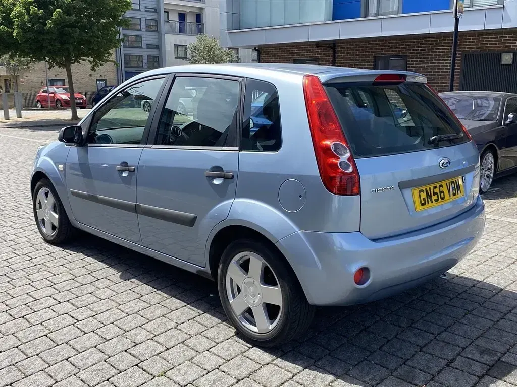 Used Ford Fiesta Zetec 75 HP (55 kW) 2007 Silver Hatchback