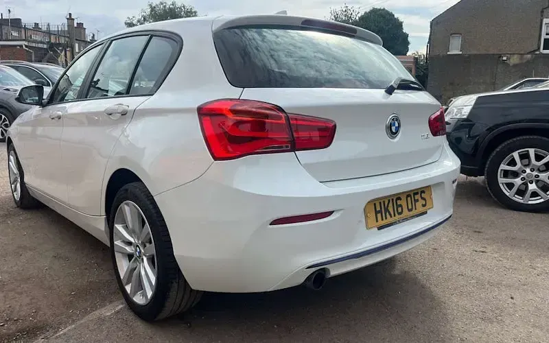 Used BMW 118 Sport Line 136 HP (100 kW) 2015 White Hatchback