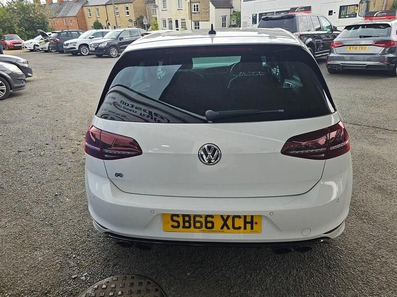 Begagnad VW Golf VII R 2016 Vit Halvkombi