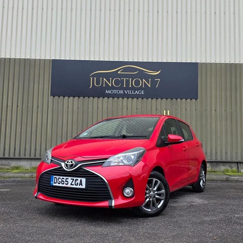 Used Toyota Yaris 69 HP (50 kW) 2015 Red Hatchback