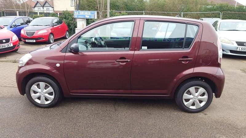 Used Daihatsu Sirion 69 HP (50 kW) 2008 Red Hatchback