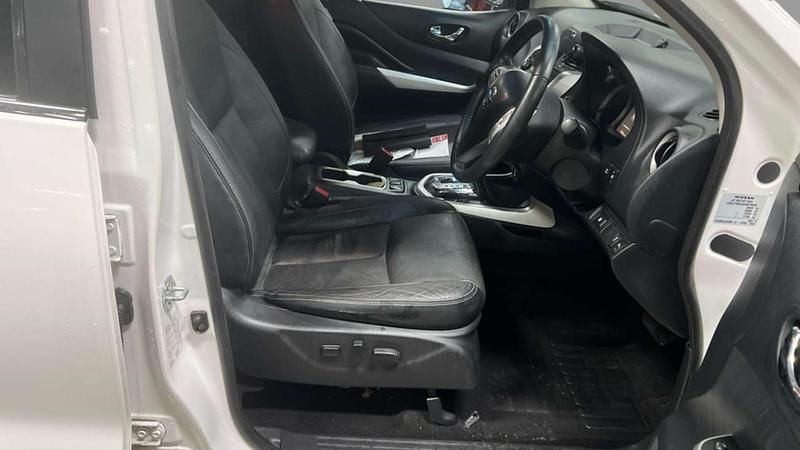 Used Nissan Navara Tekna 190 HP (139 kW) 2017 White Pickup