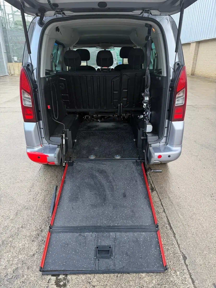 Gebraucht Peugeot Partner Tepee Allure 100 PS (73 kW) 2017 Grau Van / Kleinbus