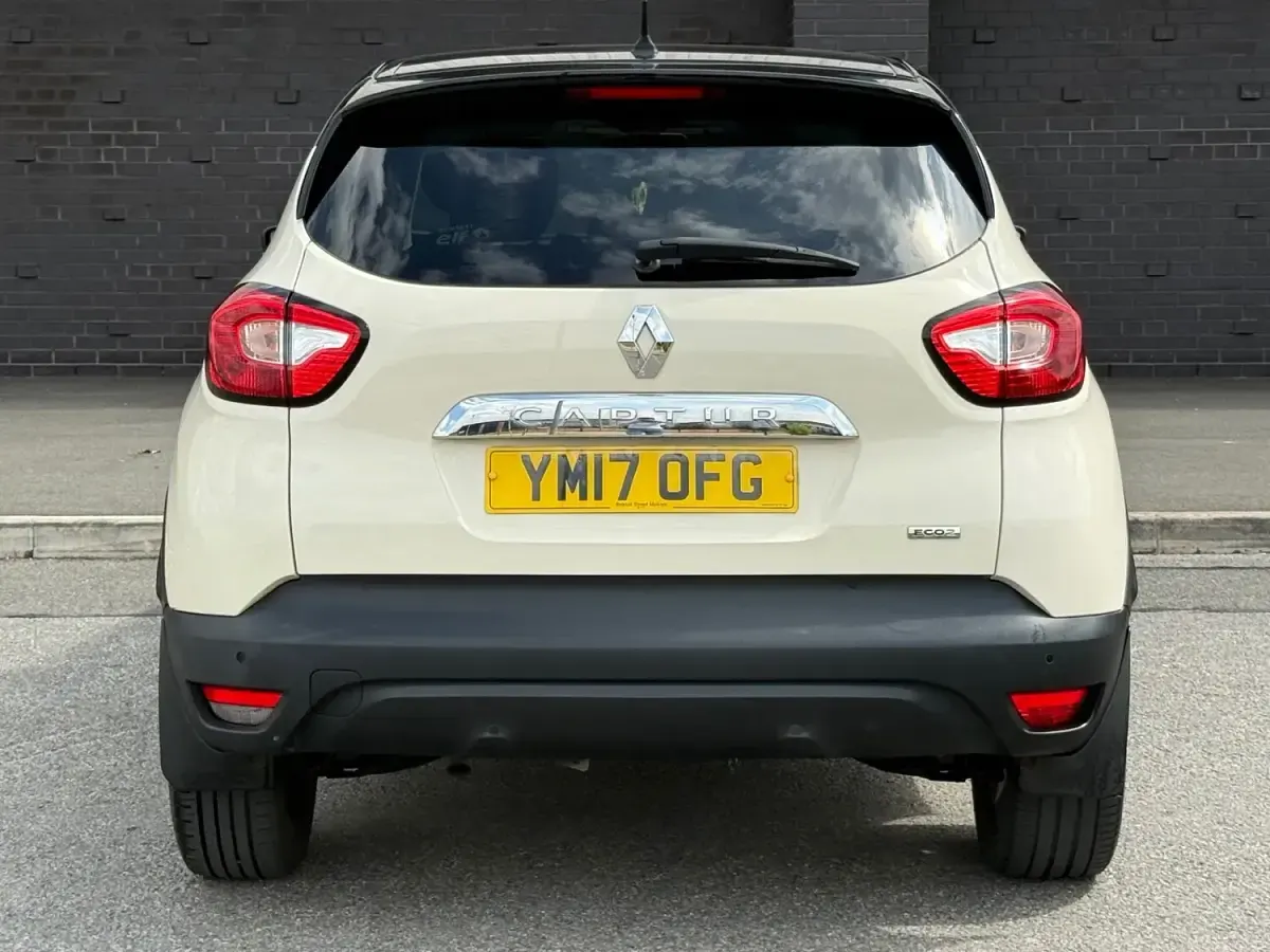 Used Renault Captur Dynamique 90 HP (66 kW) 2017 Cream SUV