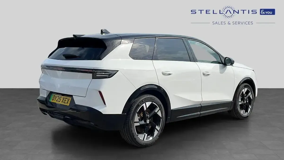 Used Vauxhall Grandland Ultimate 154 kW (210 HP) 2025 White SUV