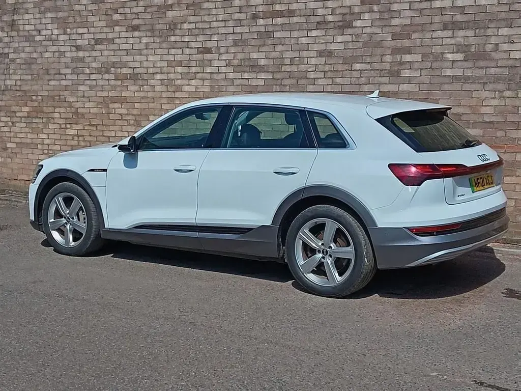Second-hand Audi e-tron Comfort 230 kW (313 CP) 2021 Alb SUV