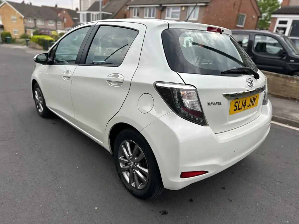 Begagnad Toyota Yaris 99 HK (72 kW) 2014 Vit Halvkombi