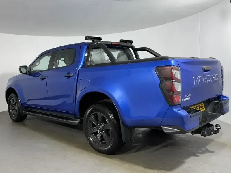 Second-hand Isuzu D-Max 163 CP (119 kW) 2025 Albastru Pickup