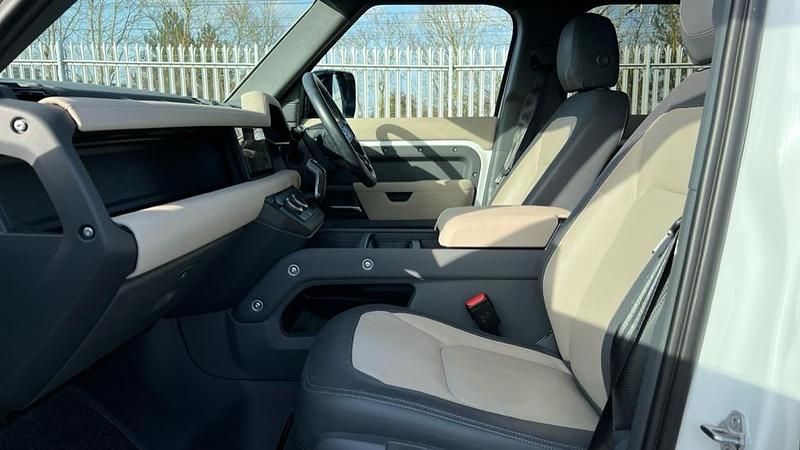 Used Land Rover Defender Dynamic 300 HP (220 kW) 2023 Solid  fuji white SUV