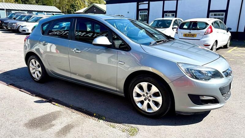 Used Vauxhall Astra Design Edition 115 HP (84 kW) 2014 Silver Hatchback
