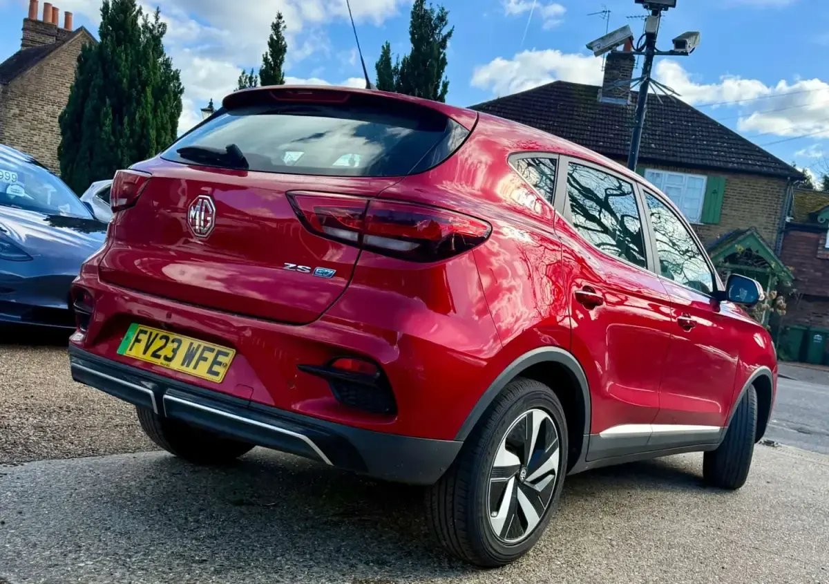 Usado MG ZS SE 130 kW (177 HP) 2023 Vermelho SUV