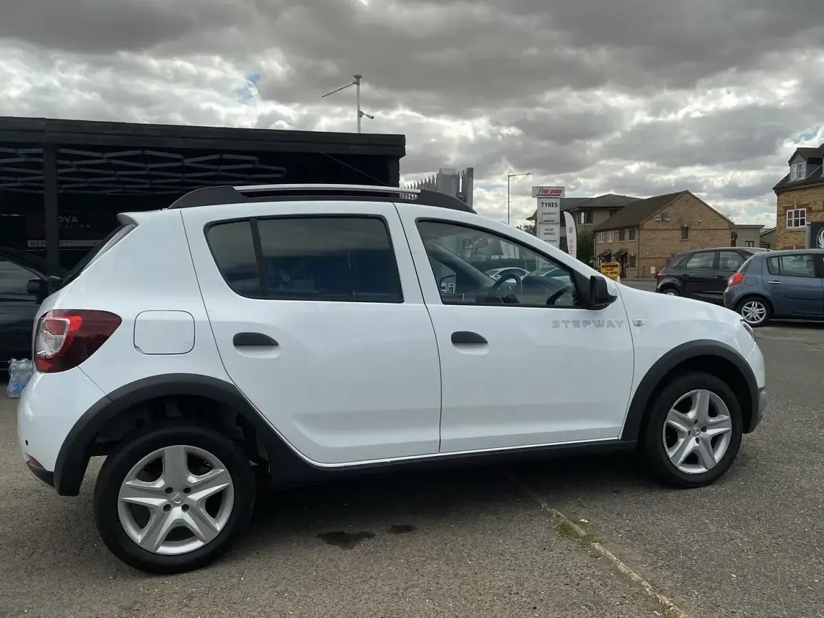 Used Dacia Sandero Lauréate 90 HP (66 kW) 2014 White Hatchback