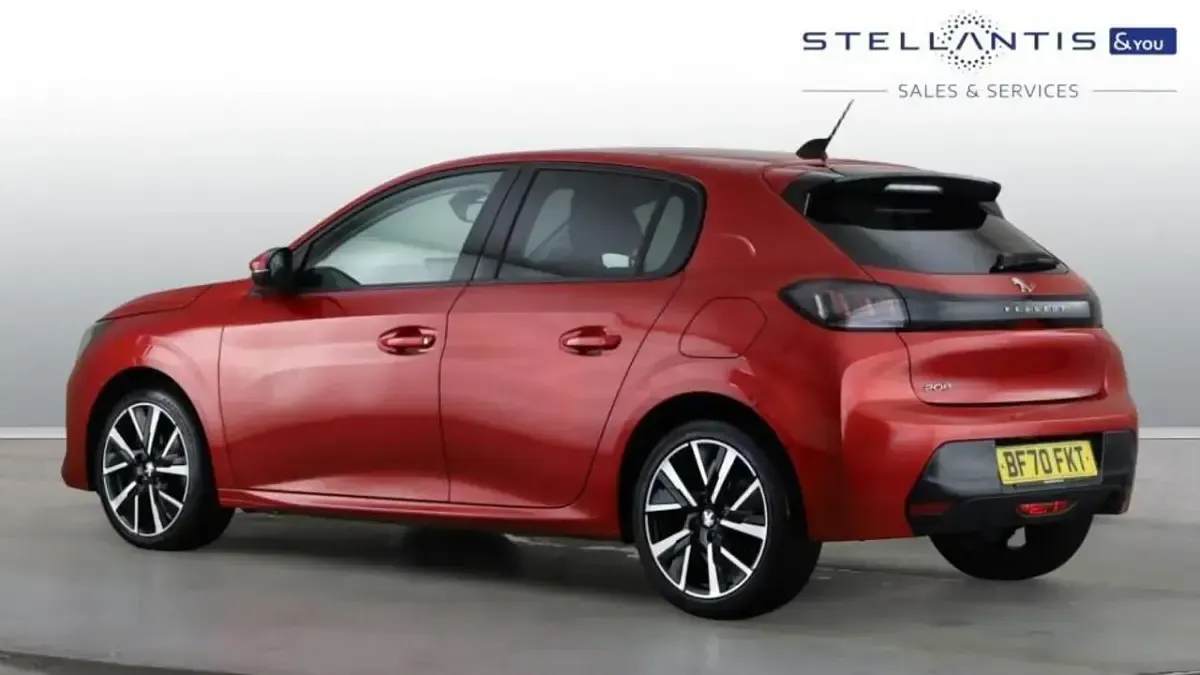 Used Peugeot 208 Allure 99 HP (72 kW) 2020 Red Hatchback