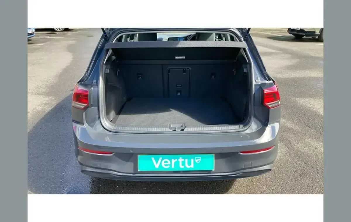 Usado VW Golf VIII Life 128 HP (94 kW) 2021 Cinzento Citadino