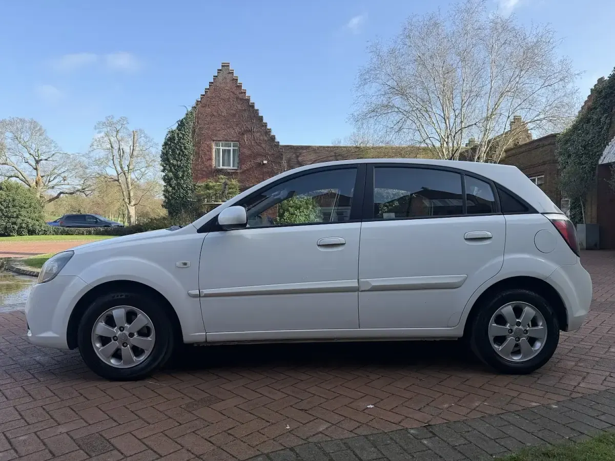 Used Kia Rio 95 HP (69 kW) 2010 White Hatchback