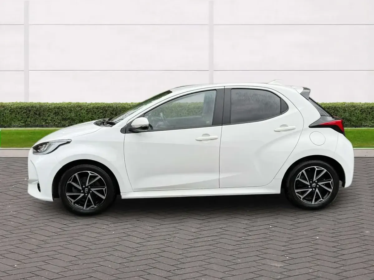 Gebraucht Toyota Yaris Hybrid Design 2022 Weiß Kleinwagen