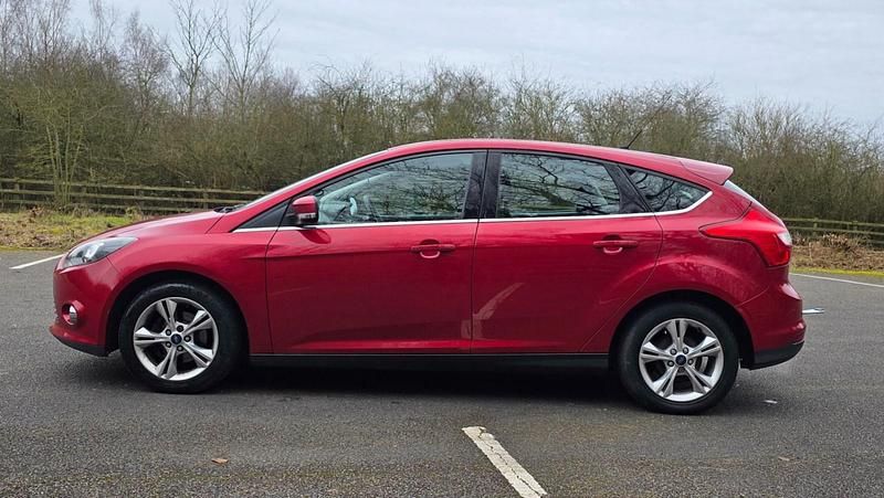 Used Ford Focus Zetec 125 HP (91 kW) 2012 Red Hatchback