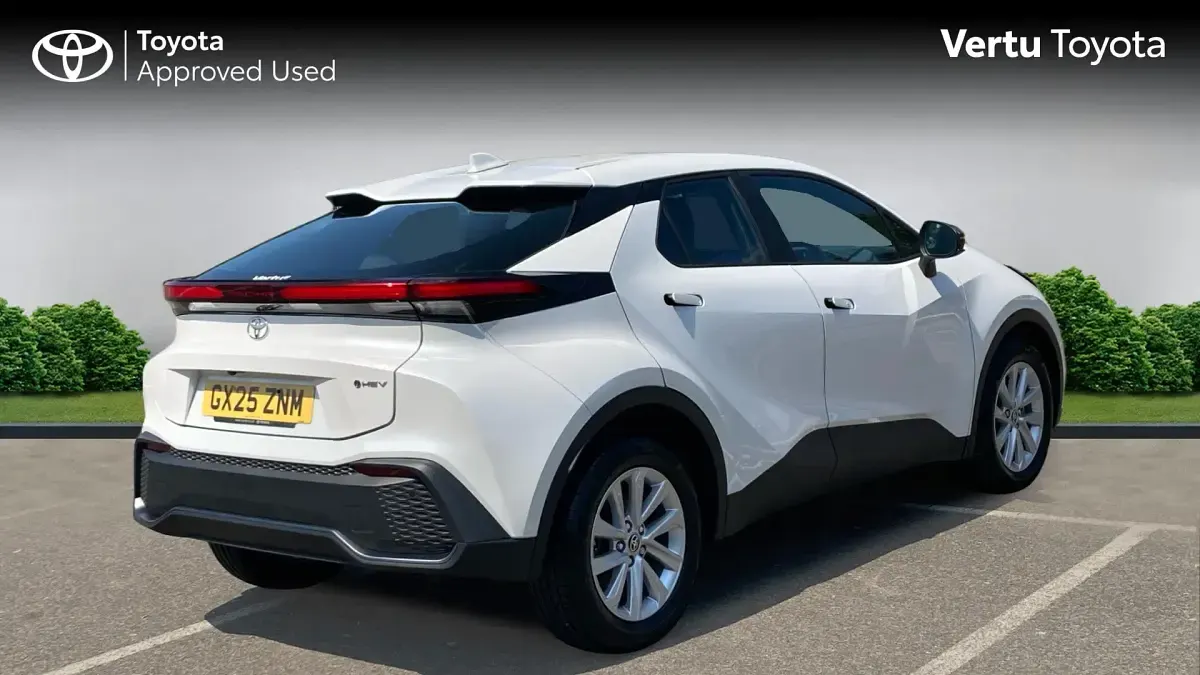 Used Toyota C-HR 140 HP (102 kW) 2025 White SUV