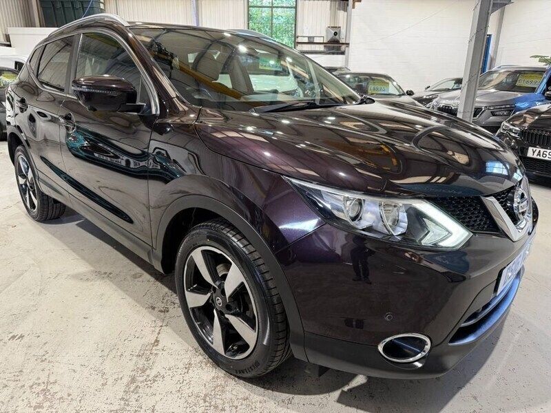 Black Used 2016 Nissan Qashqai N-Connecta SUV | £6,395 (Fair price) - Image 1/4