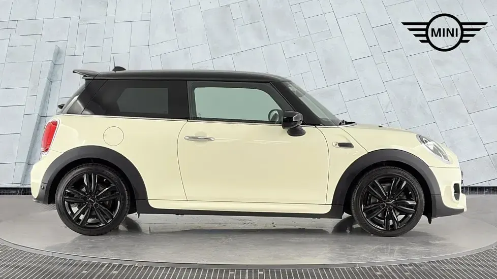 Used Mini Cooper Hatch 134 HP (98 kW) 2019 White Hatchback