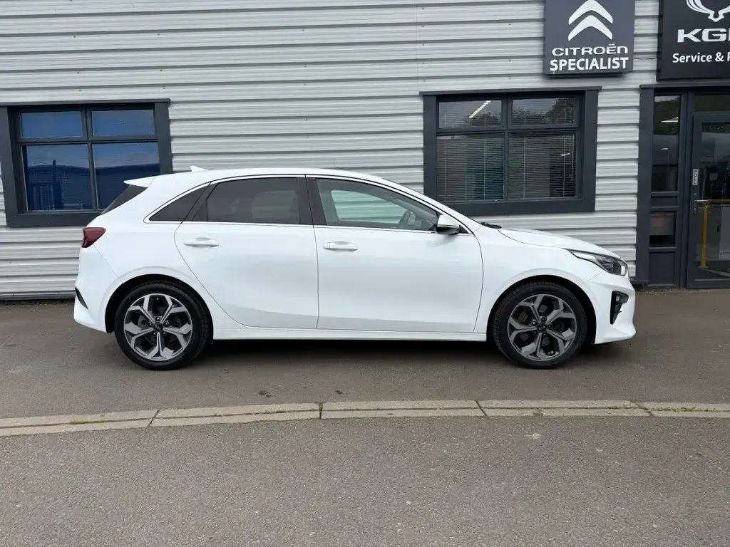 Usado Kia Ceed 140 HP (102 kW) 2019 Branco Citadino