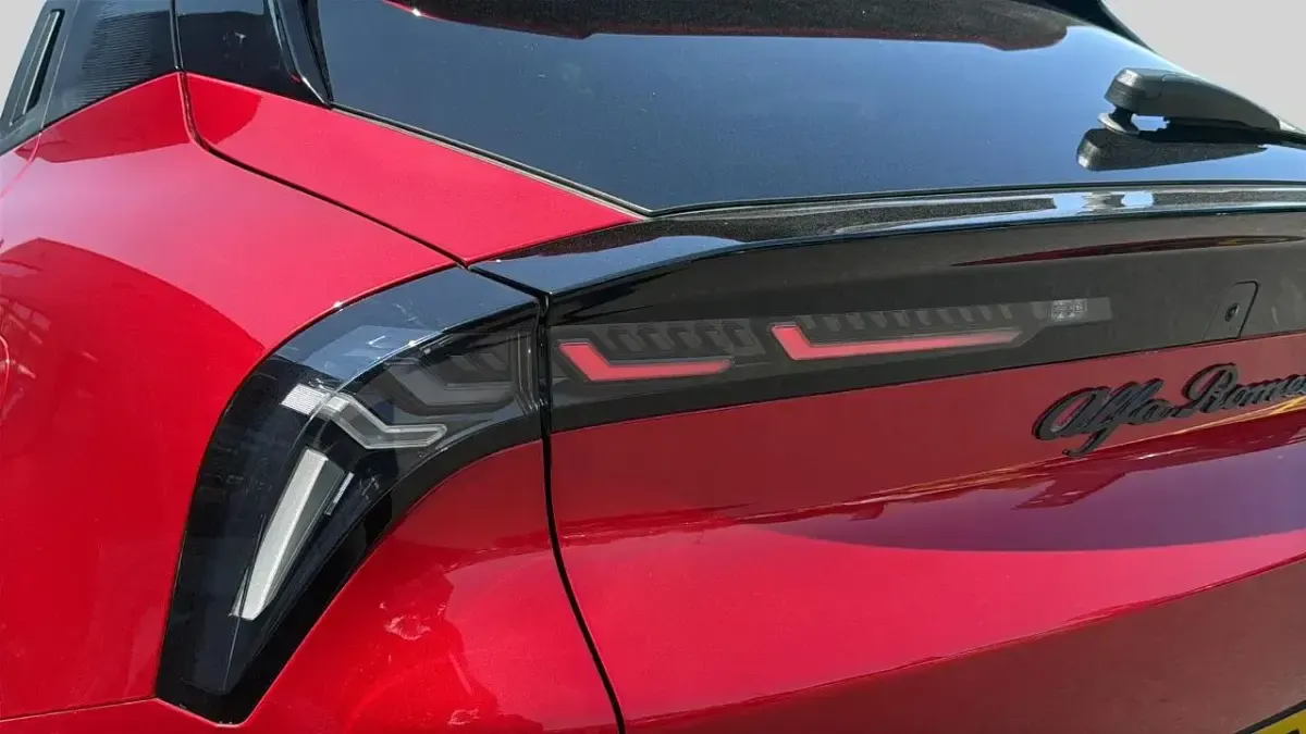 Used Alfa Romeo Junior Edizione Speciale 113 kW (154 HP) 2024 Red SUV