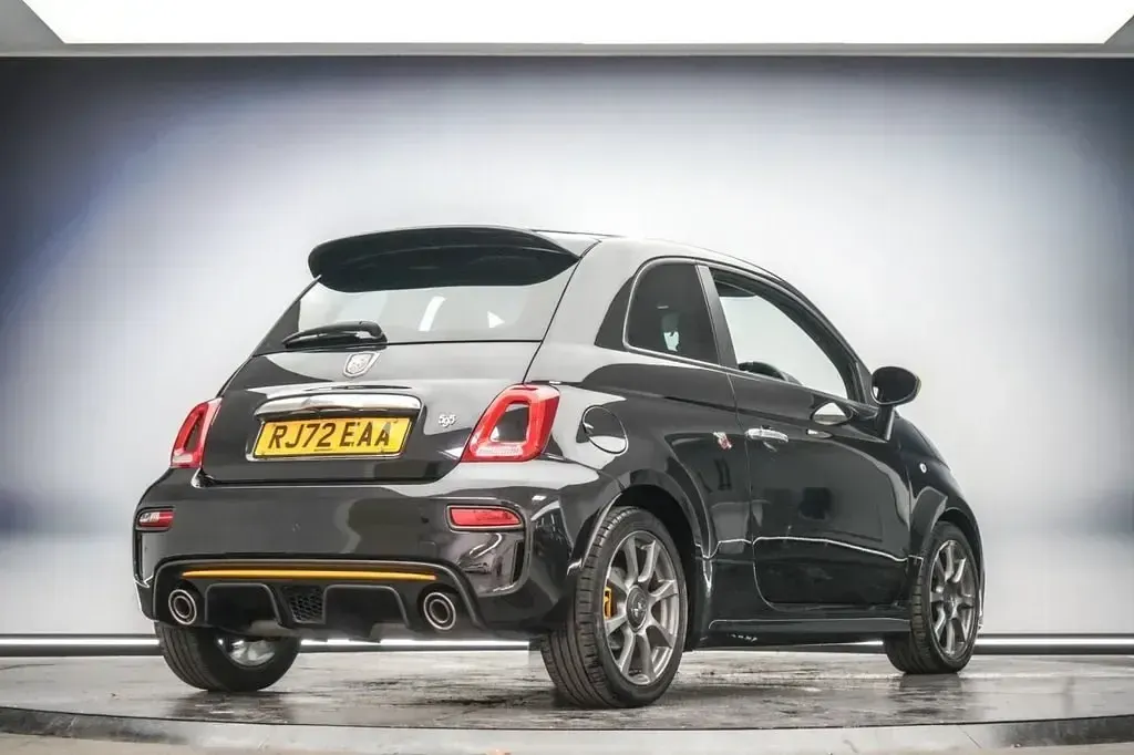 Begagnad Abarth 595 165 HK (121 kW) 2022 Svart Halvkombi