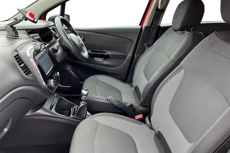 Used Renault Captur Dynamique 120 HP (88 kW) 2017 Flame red SUV