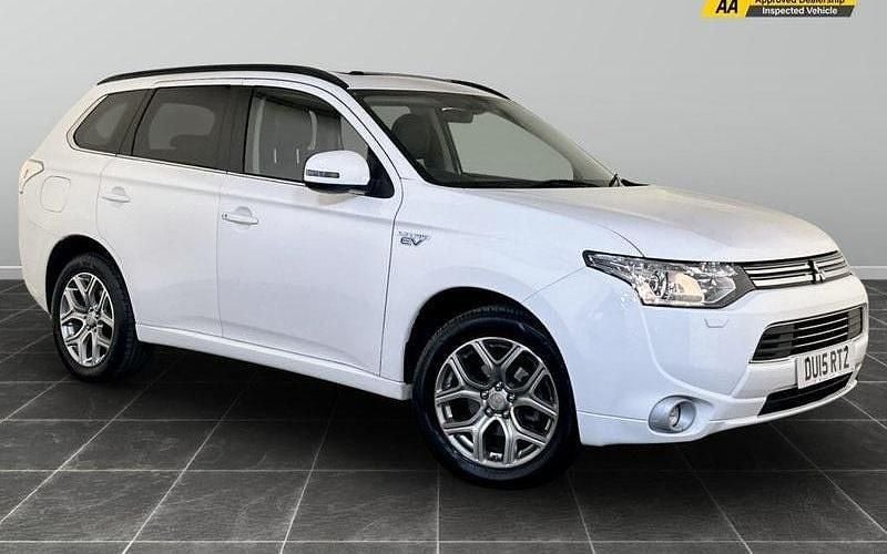 White Used 2015 Mitsubishi Outlander P-HEV Estate | £6,795 (Good price) - Image 1/2