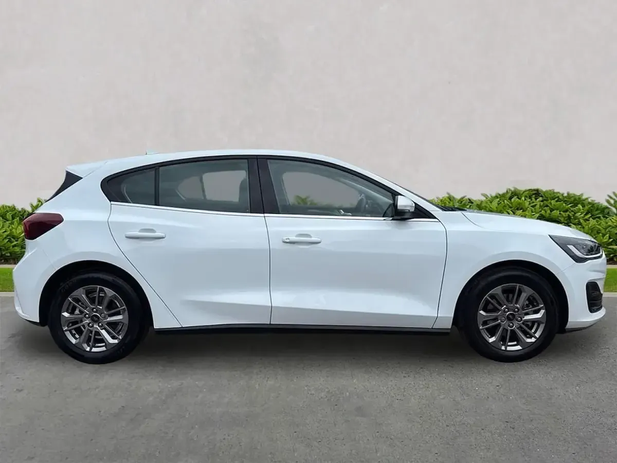 Begagnad Ford Focus Titanium 2023 Vit Halvkombi