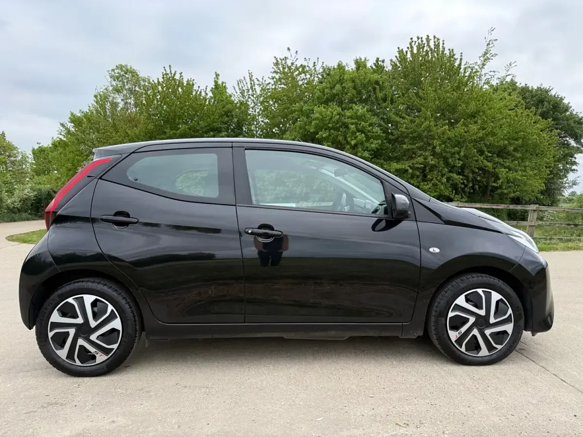 Begagnad Toyota Aygo X-play 2022 Svart Halvkombi