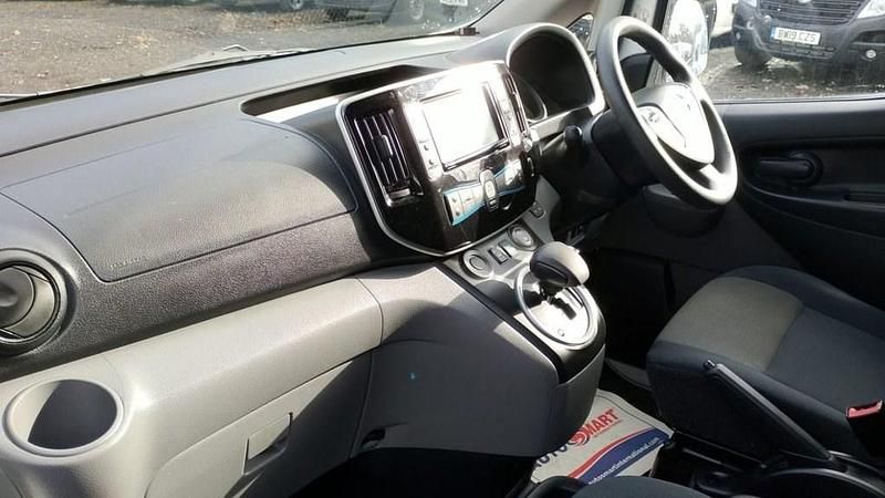 Used Nissan e-NV200 Tekna 80 kW (109 HP) 2020 White MPV