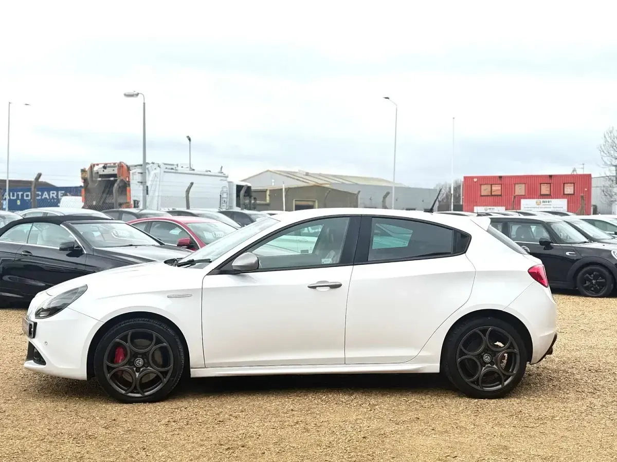 Used Alfa Romeo Giulietta Edizione Speciale 150 HP (110 kW) 2016 White Hatchback