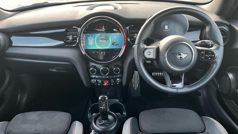Usado Mini Cooper Hatch 134 HP (98 kW) 2024 Prateado Citadino