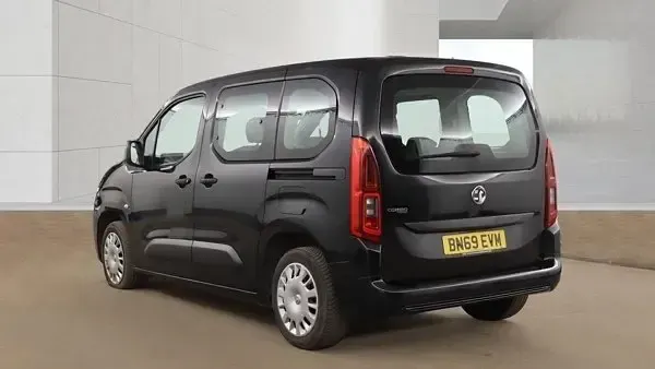 Używany Vauxhall Combo Design Edition 100 KM (73 kW) 2019 Czarny Minivan