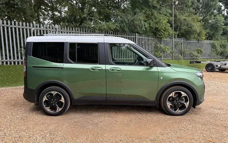New Ford Courier Active 100 kW (136 HP) 2026 Green MPV