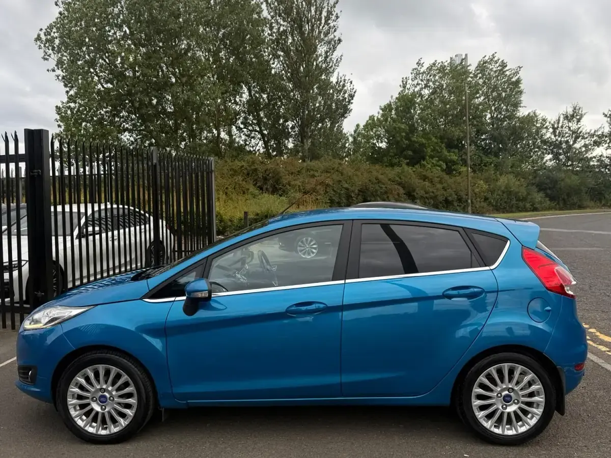 Used Ford Fiesta Titanium 123 HP (90 kW) 2014 Blue Hatchback