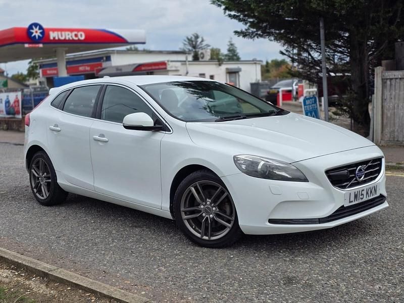 White Used 2015 Volvo V40 SE Estate | £8,995 (Fair price) - Image 1/4
