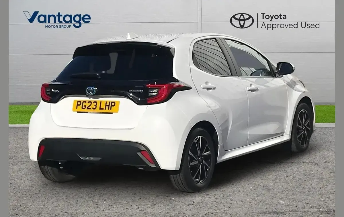Used Toyota Yaris Design 113 HP (83 kW) 2023 White Hatchback