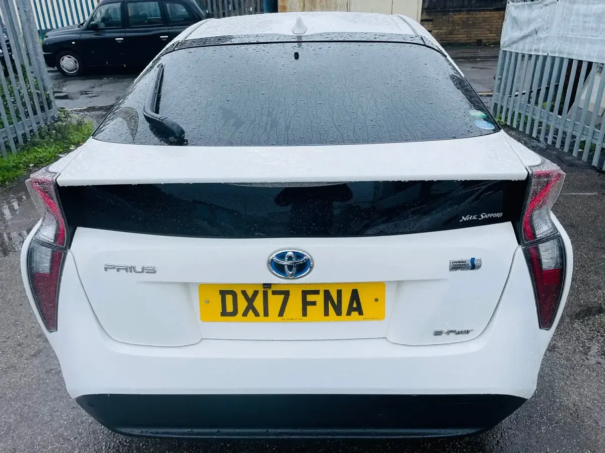 Used Toyota Prius 2017 White Hatchback