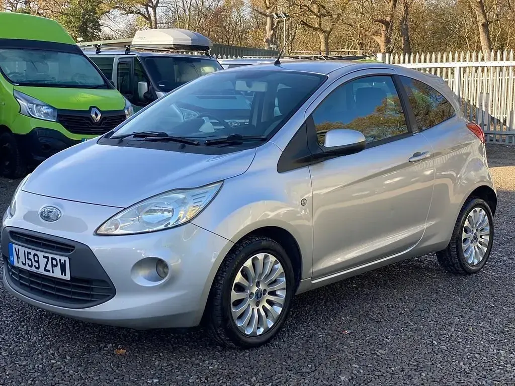 Begagnad Ford Ka Zetec 69 HK (50 kW) 2011 Silver Halvkombi