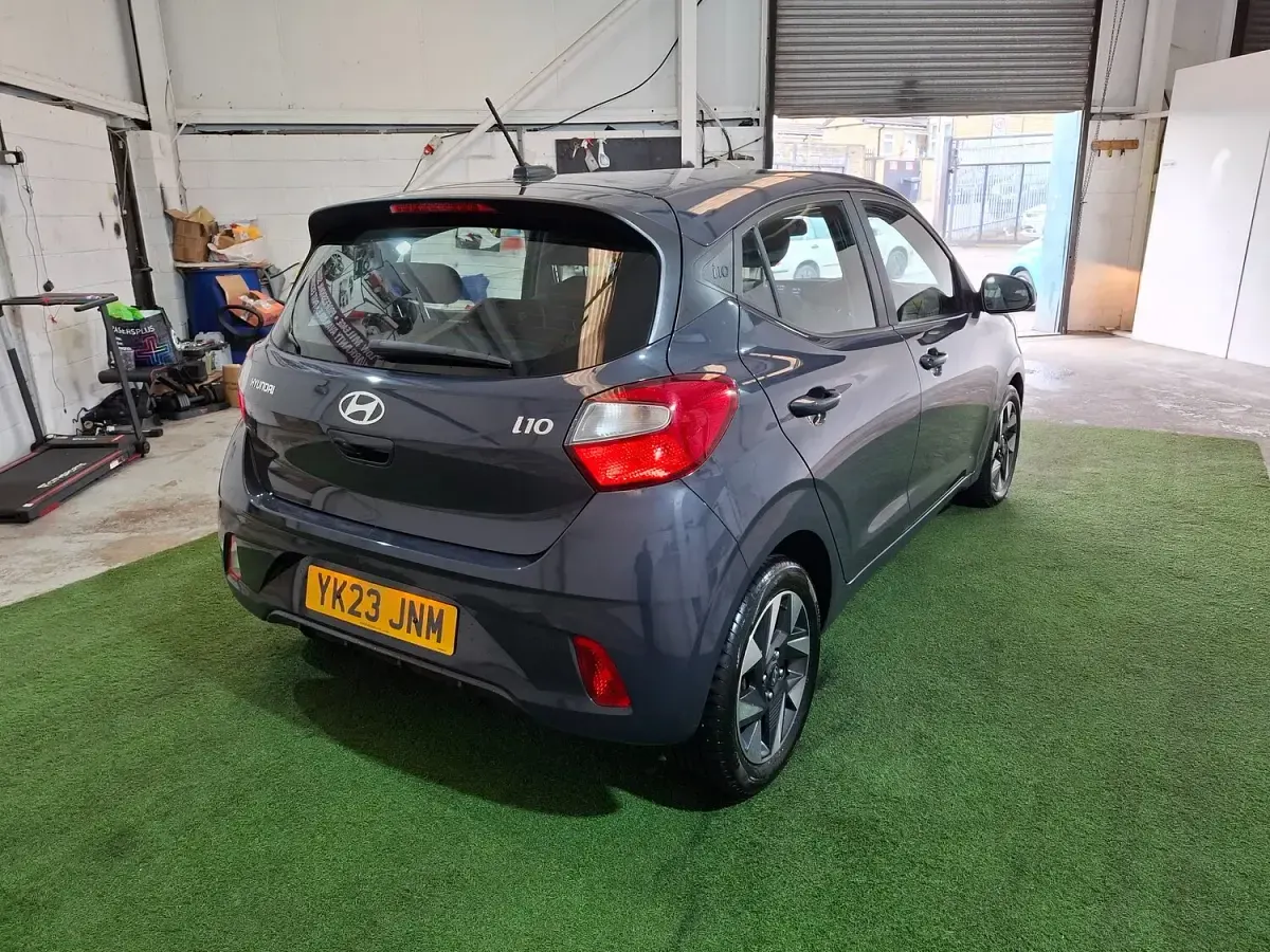 Used Hyundai i10 Advanced 67 HP (49 kW) 2023 Grey Hatchback
