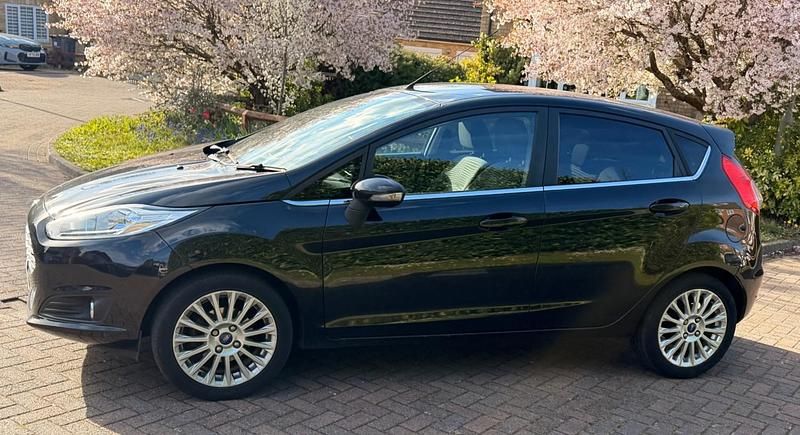 Begagnad Ford Fiesta Titanium 2014 Svart Halvkombi