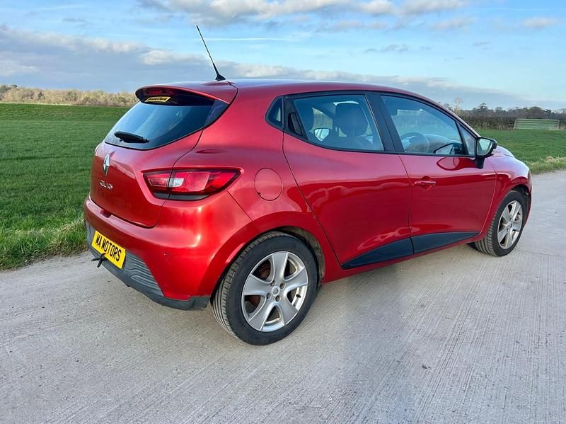 Used Renault Clio IV Play 75 HP (55 kW) 2015 Red Hatchback