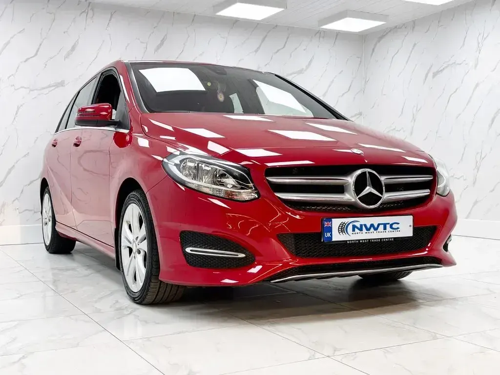 Used Mercedes B180 109 HP (80 kW) 2015 Red Hatchback