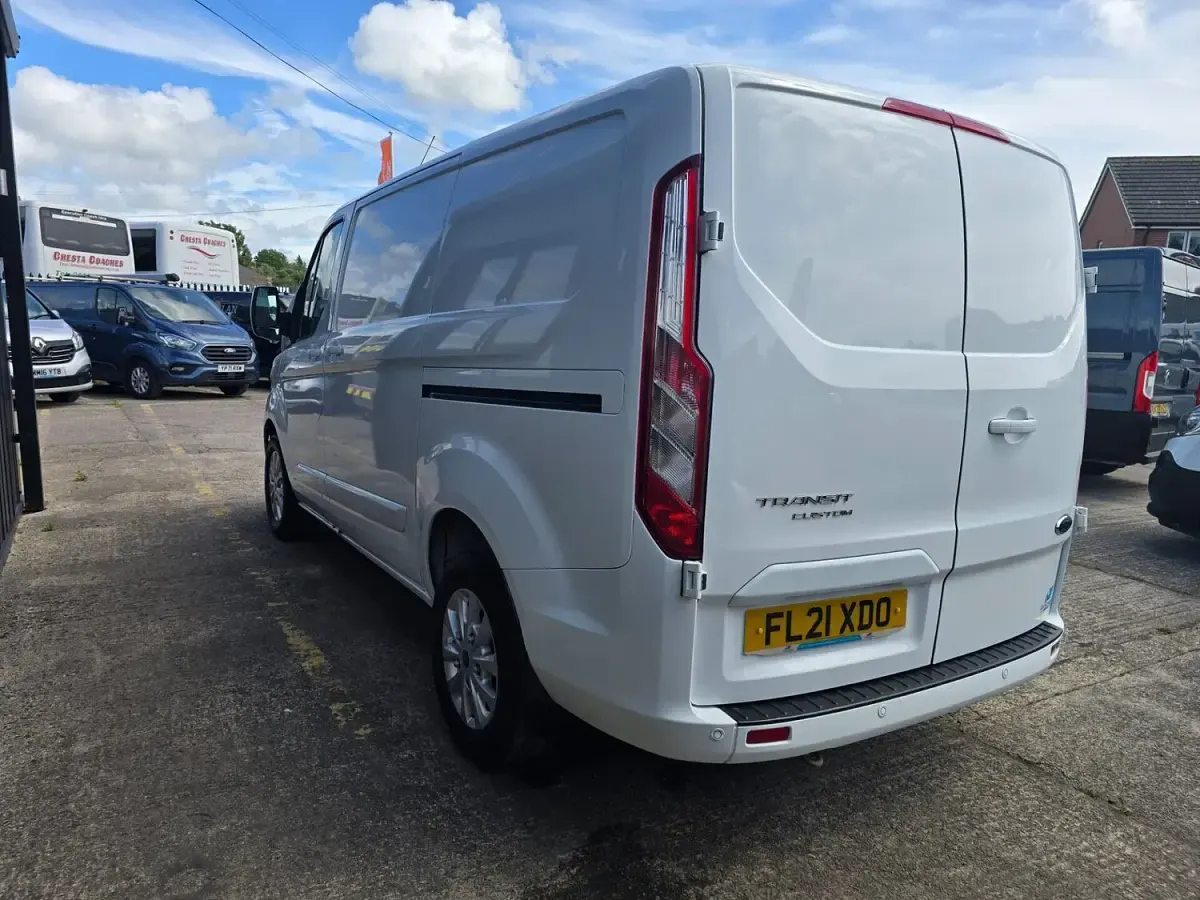Used Ford Transit Custom Limited 130 HP (95 kW) 2021 White Van