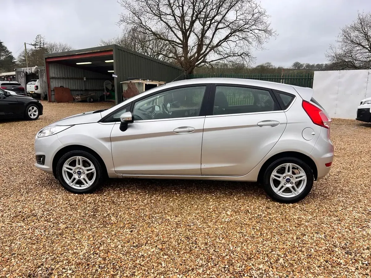 Used Ford Fiesta Zetec 100 HP (73 kW) 2013 Silver Hatchback