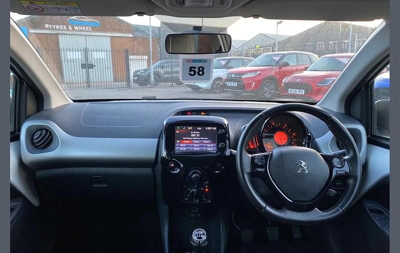 Used Peugeot 108 Allure 80 HP (58 kW) 2017 White Hatchback