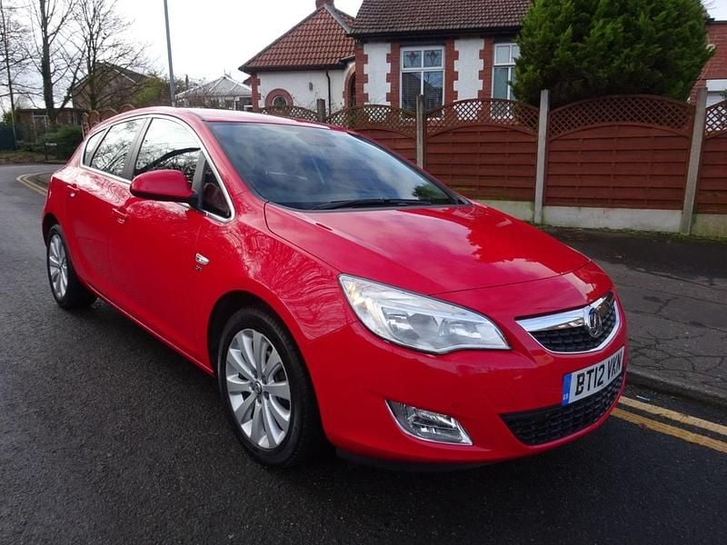 Used Vauxhall Astra 115 HP (84 kW) 2012 Red Hatchback